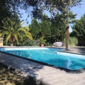 piscine entourée de pierres
