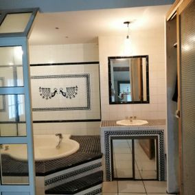salle de bain avec jacuzzi